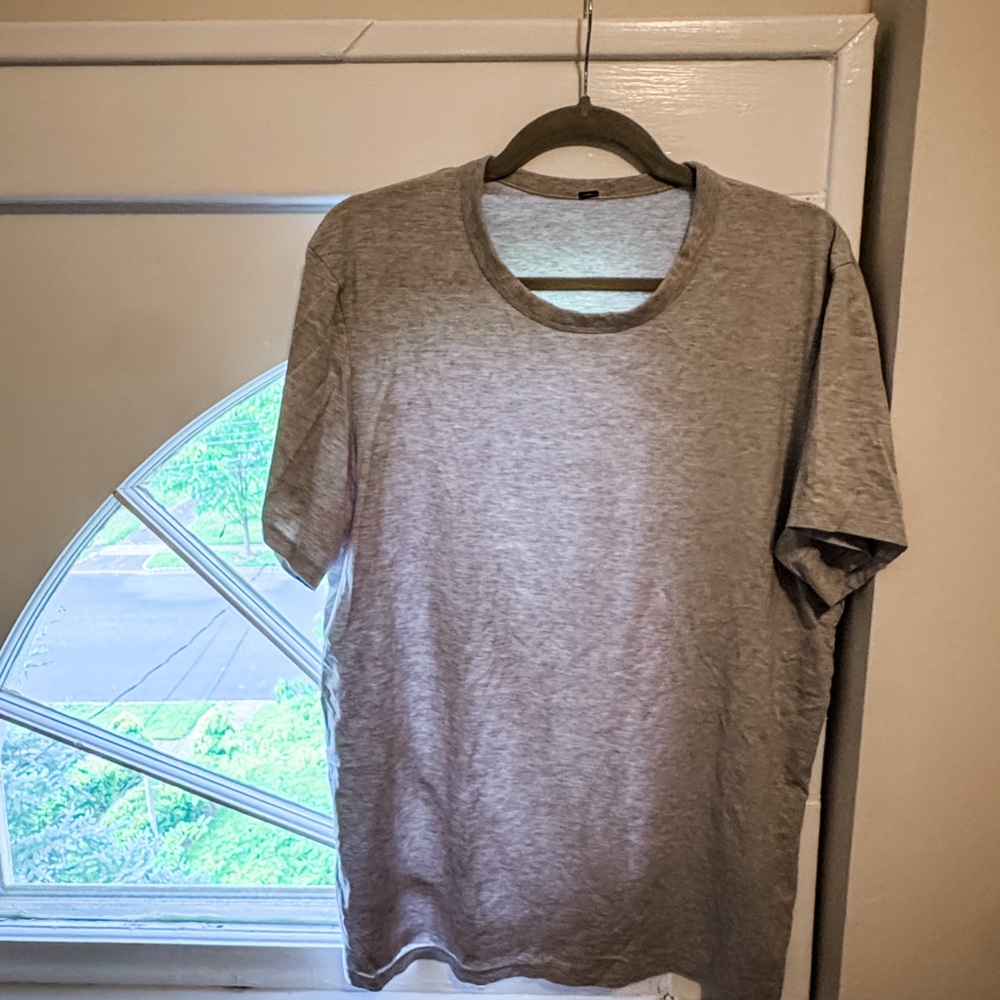 Lululemon men’s Zeroed-In short sleeve shirt in light grey